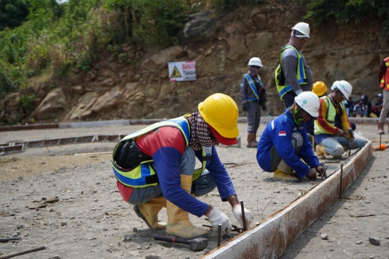 Peran Pekerja Lokal dalam Perekonomian Daerah: Pengertian, Tantangan, Perlindungan Hak, Dukungan Pemerintah, serta Strategi Peningkatan Kualitas SDM