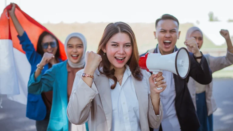 Kebebasan Berbicara di Publik sebagai Hak Asasi, Pilar Demokrasi, dan Sarana Ekspresi Individu untuk Menyampaikan Pendapat, Meningkatkan Partisipasi Sosial, serta Memperkuat Kehidupan Politik dan Sosial di Indonesia