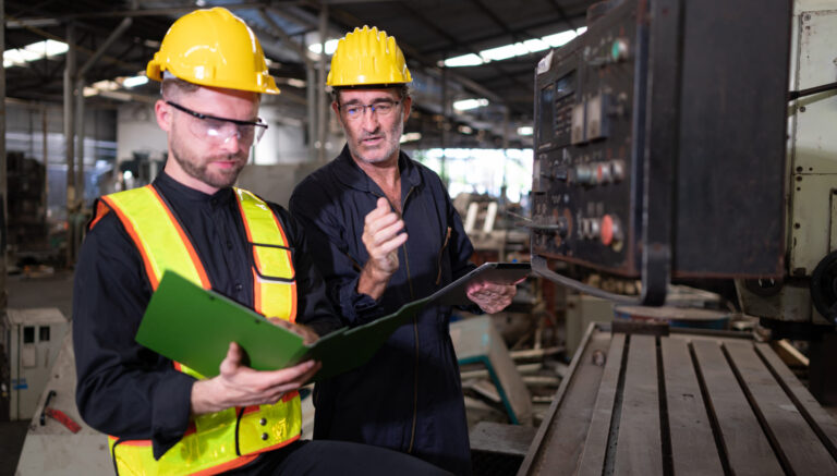 Peran dan Tanggung Jawab Pengawas Produksi di Pabrik dalam Mengatur Proses Produksi, Mengawasi Kualitas Hasil, Mengelola Tenaga Kerja, serta Menjaga Efisiensi dan Keselamatan di Lingkungan Industri